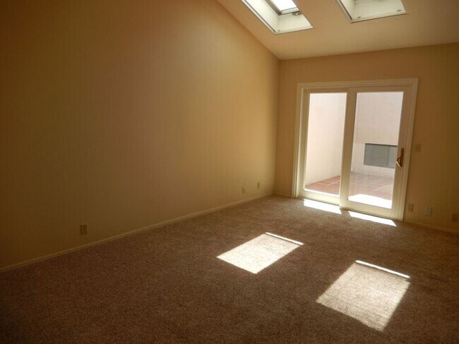 Building Photo - 147 Searidge Ct