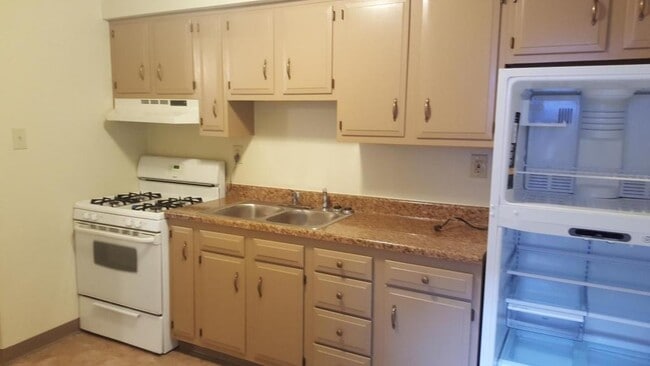 Building Photo - 273 Oak Dr