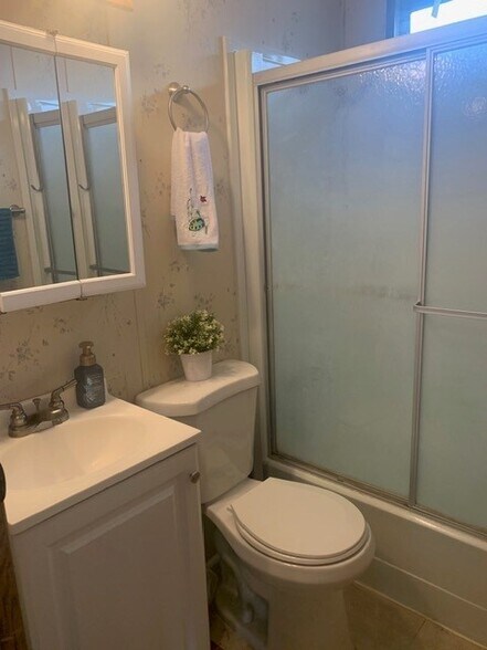 Building Photo - 122 Caravan Cir