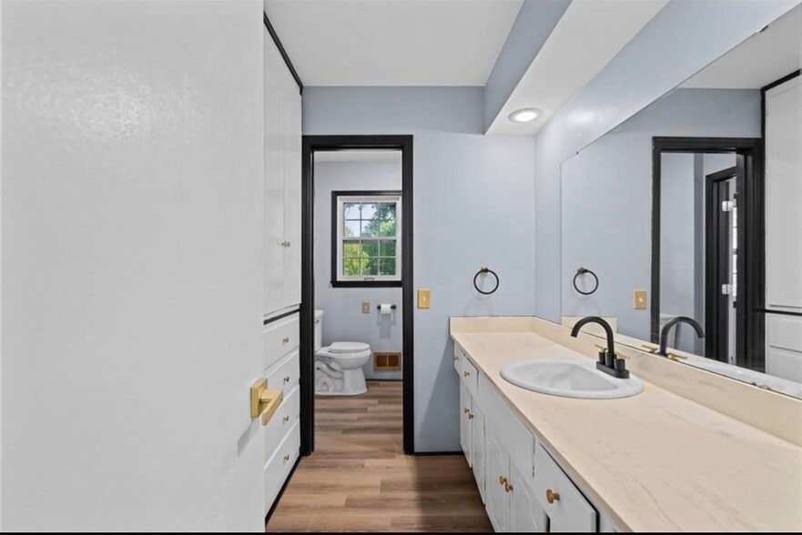 Building Photo - 6809 Lakeshore Dr