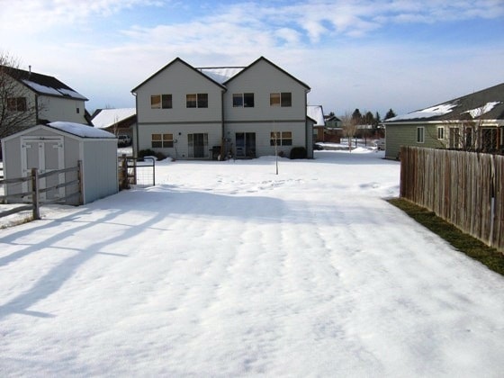 Building Photo - Spacious 3 bedroom townhouse