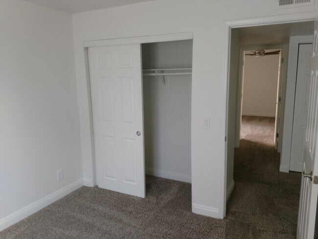 Building Photo - ***MOVE IN SPECIAL*** 3 Bedroom 2 bathroom Northwest condo