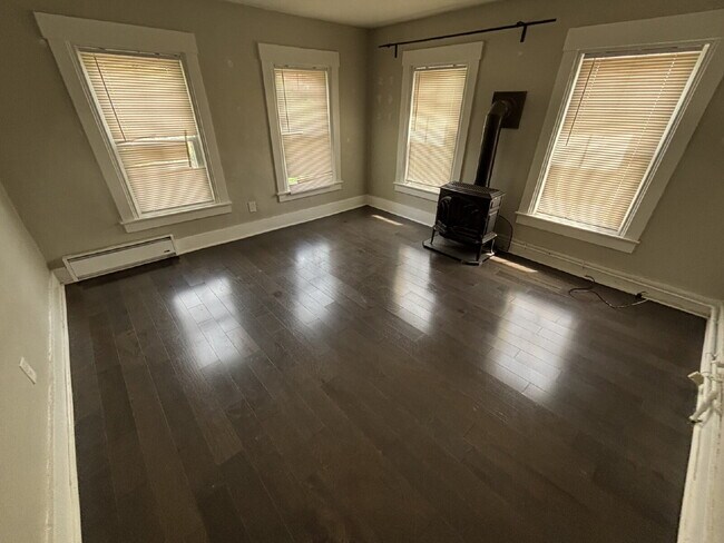 Building Photo - Bright & Spacious 3BR Second-Floor Apartment in Convenient Rochester Location