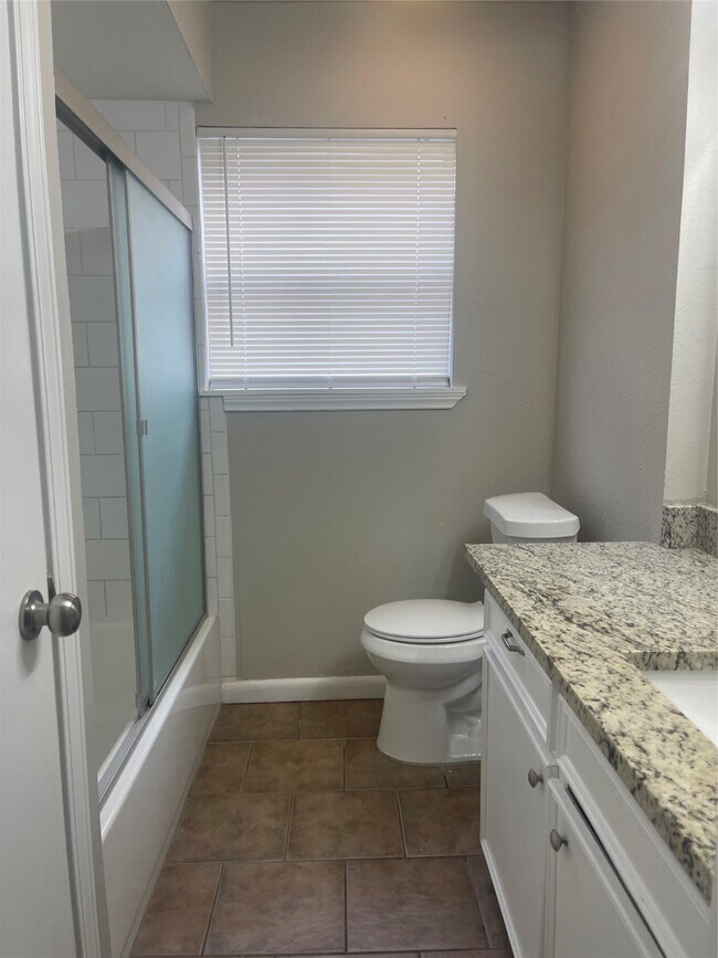 Building Photo - 2115 Yorktown Ct S