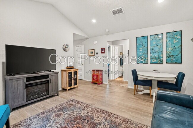 Building Photo - 2425 Ayers Dr