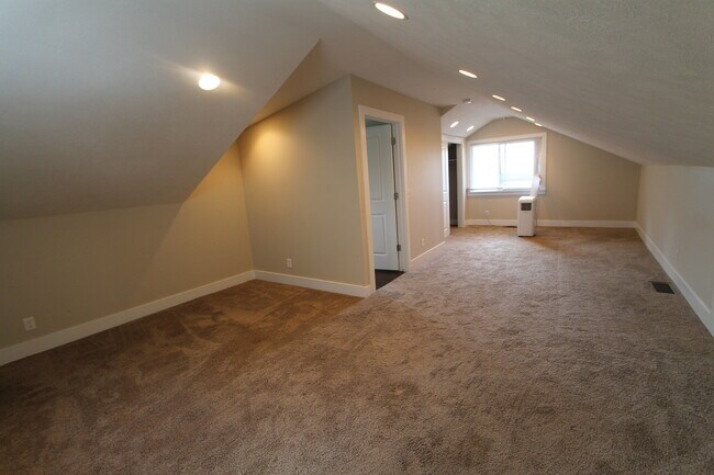 Building Photo - Dreamy 3 Bedroom house in Midtown