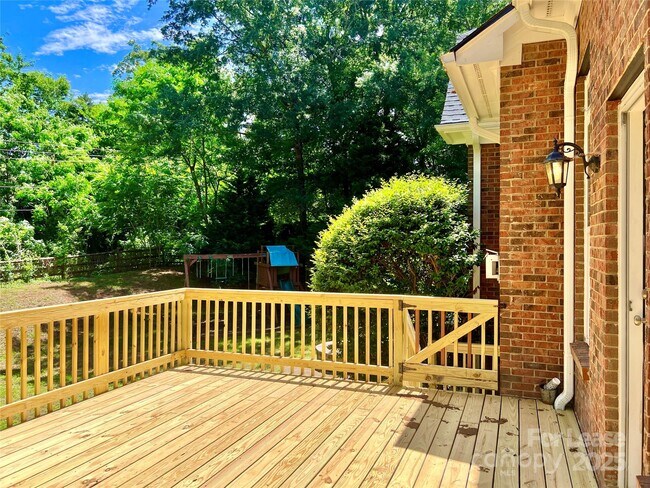 Building Photo - 811 Deercross Ln