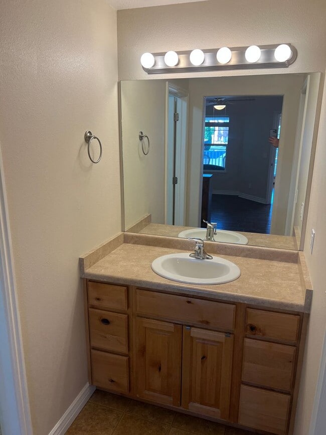 Building Photo - Beautiful Daybreak Condo