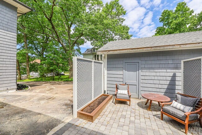 Building Photo - Modern 4bed 3 Bath with 3 parking