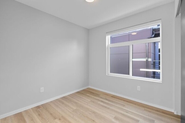 Building Photo - Newly Built Air-Conditioned Luxury Townhome in Highly Desired Admiral