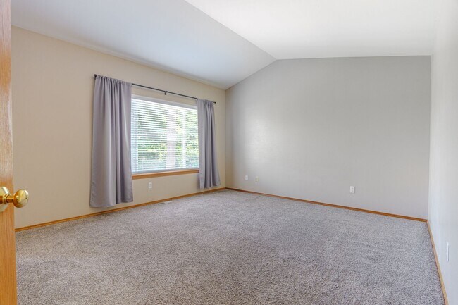 Building Photo - 4 Bedroom, 2.5 Bath Single Family Home
