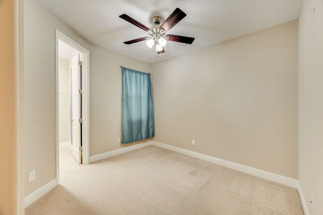 Building Photo - 4 bedroom, 3.5 bathroom in desirable Trasona!