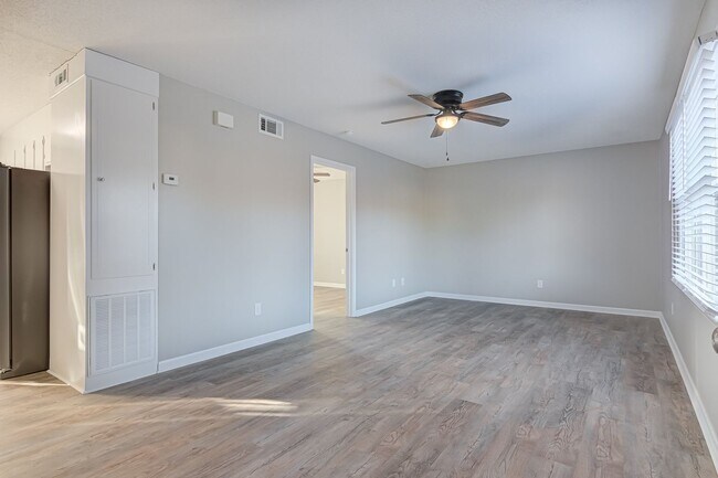 Building Photo - Newly Remodeled 1 Bedroom Condo in Prime Location! No Pets