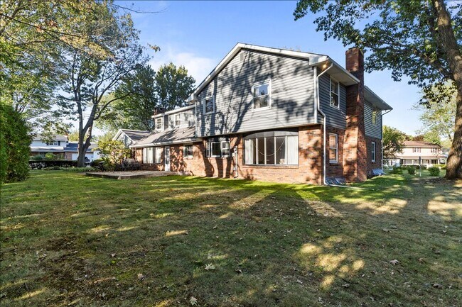 Building Photo - Magnificent 6 bedroom house in desirable Hanover Township!