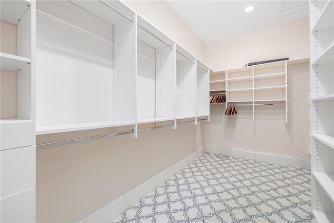 Building Photo - 524 Tillinghast Rd