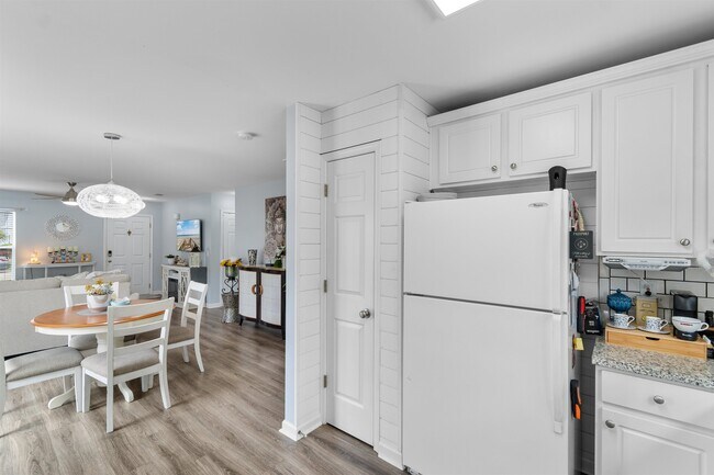 Building Photo - 161 Barclay Dr