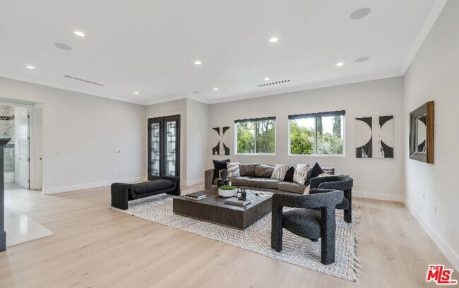 Building Photo - 19148 W Oxnard St