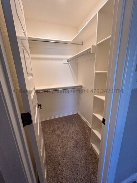 Building Photo - 8606 Gatehouse Way