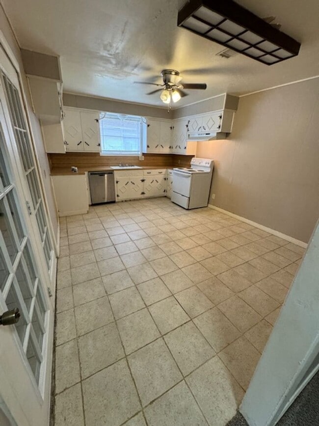 Building Photo - Mid April Move In