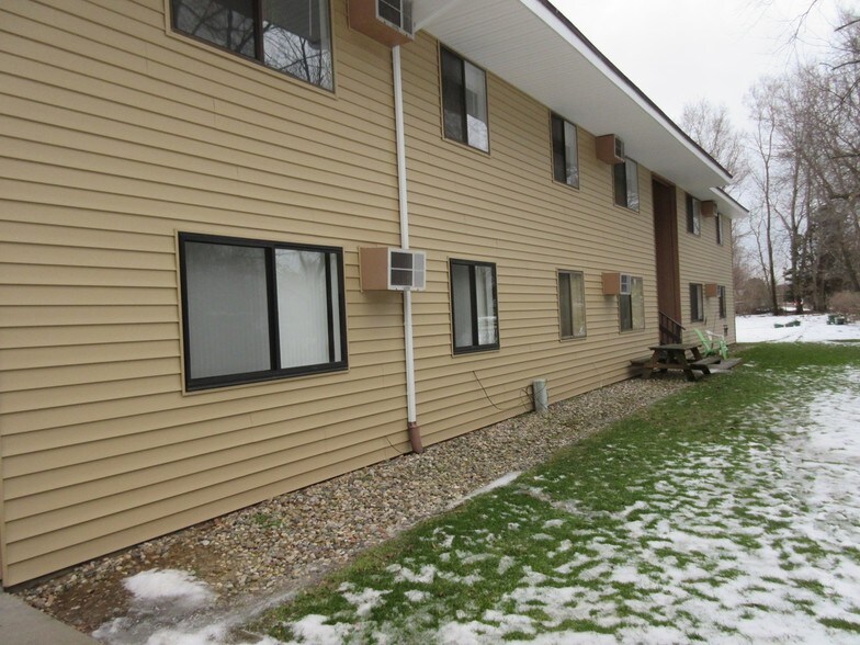 Building Photo - Rolling Pines Apartments