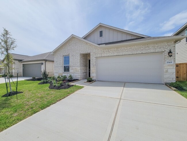 Building Photo - Single-story layout features a bright, open concept living area, dining space, and kitchen. Pebbl...