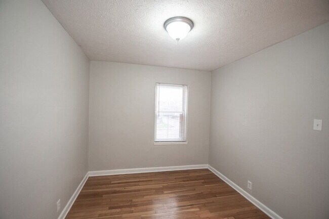 Building Photo - "Charming 2-Bedroom Retreat with Hardwood Elegance in Indianapolis"