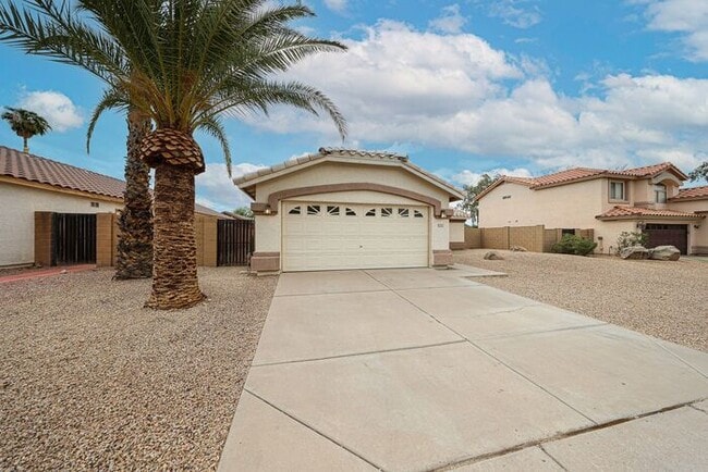 Building Photo - Welcome to this Charming 3 BEDROOM , 2 BAT...
