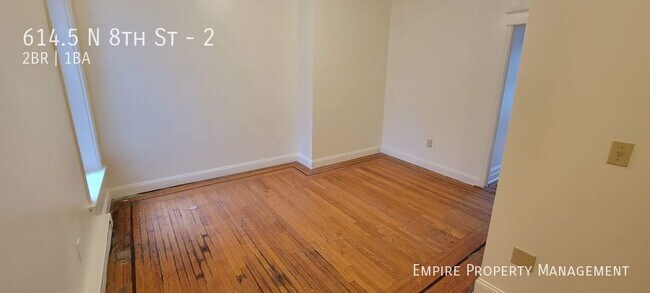 Building Photo - 2nd Floor 2 Bedroom 1 Bathroom Apartment i...