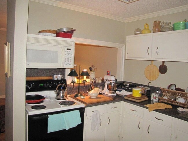 Building Photo - Gated 2br w/pool at N. Gates of LSU on Highland by the Chimes