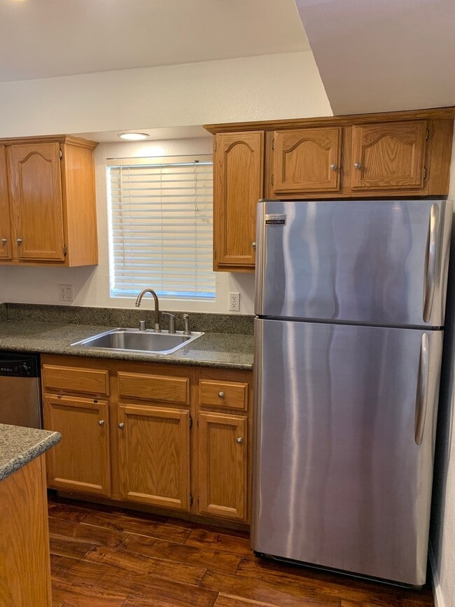Building Photo - Light and Bright Two Story Townhome!
