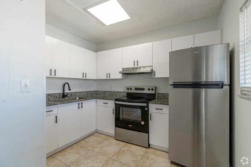 2BR, 1BA - 800SF - Kitchen - San Marco Apartments
