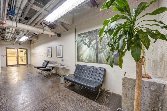 Building Photo - 917 Main St