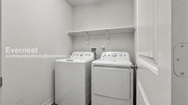 Building Photo - PROMO: Get 50% off the first month’s rent when you sign the lease today! / 3 Bed/2 Bath Home with...