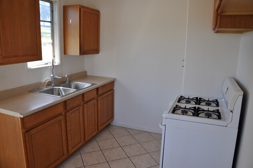Building Photo - 818 W Glenoaks Blvd