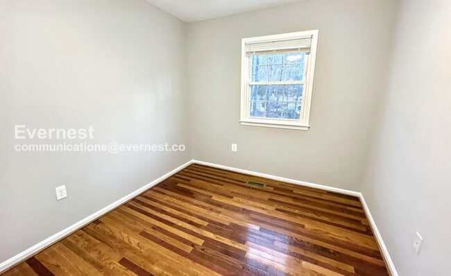 Building Photo - 2058 Mayflower Dr