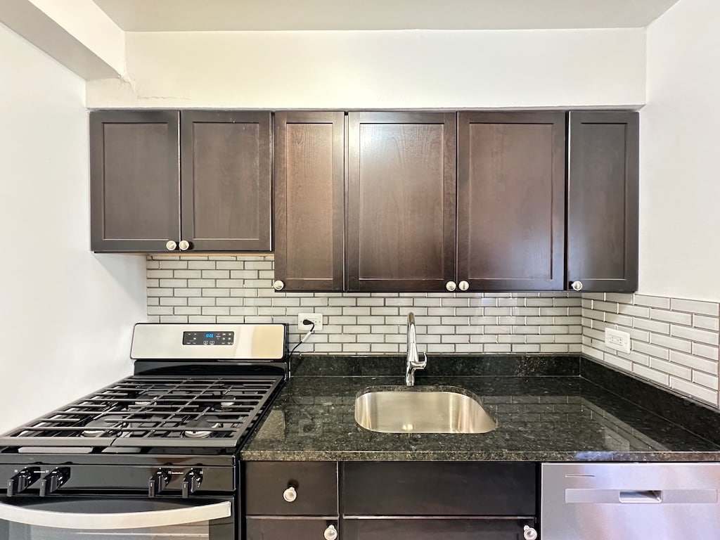 Building Photo - 6830 N Sheridan Rd