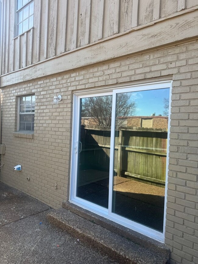 Building Photo - 996 University St