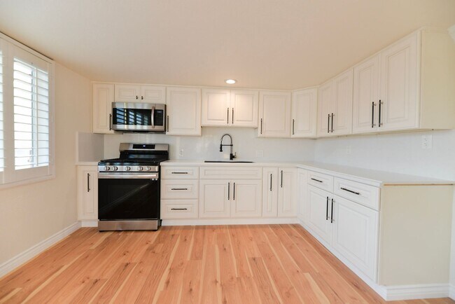 Building Photo - 412 Avenida Santa Barbara