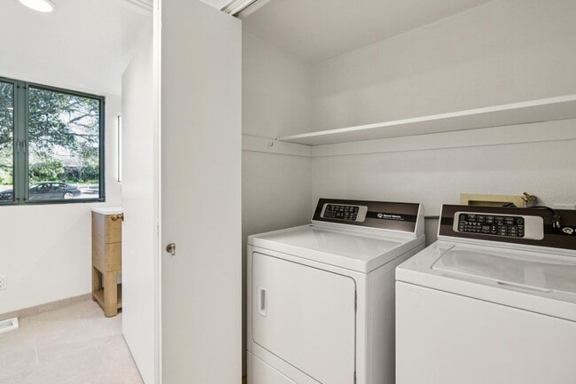 Building Photo - Charming 4BR Home Available in Private Portola Valley Cul de Sac