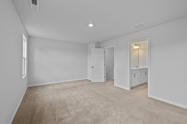 Building Photo - **Spacious 3bd/3ba Townhome in Raleigh**