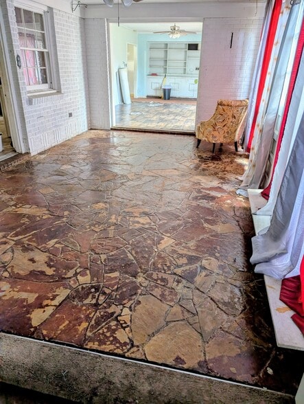 Entrance to main room - 6908 Rivers Ave