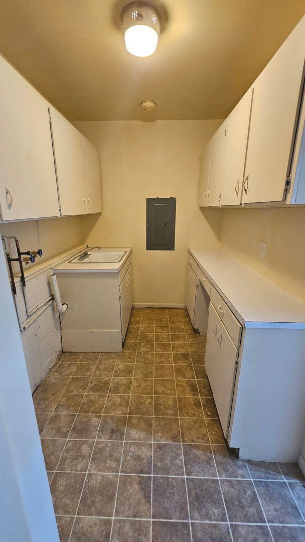 Building Photo - 557-559 Bailey Drive