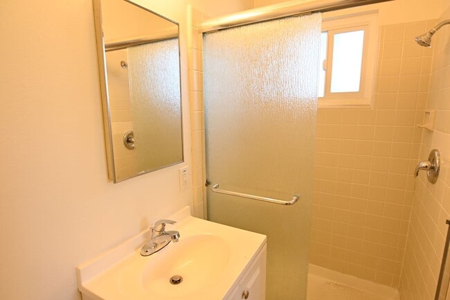 Building Photo - Central Santa Clara Location, 3/2 with AC