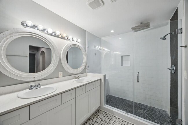 Building Photo - 553 Cane River Ln
