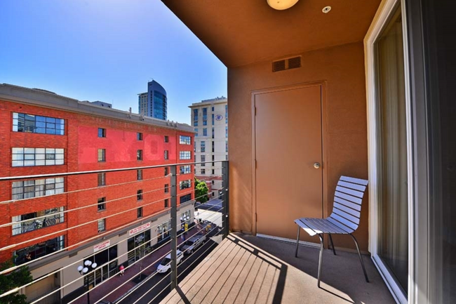 Building Photo - Fantastic Penthouse Unit Downtown Marina D...