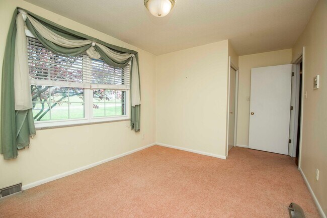 Building Photo - Halls 37938 - 4 bedroom, bath home with 4 garage spaces - Call Susan Niedergeses 865-300-4722
