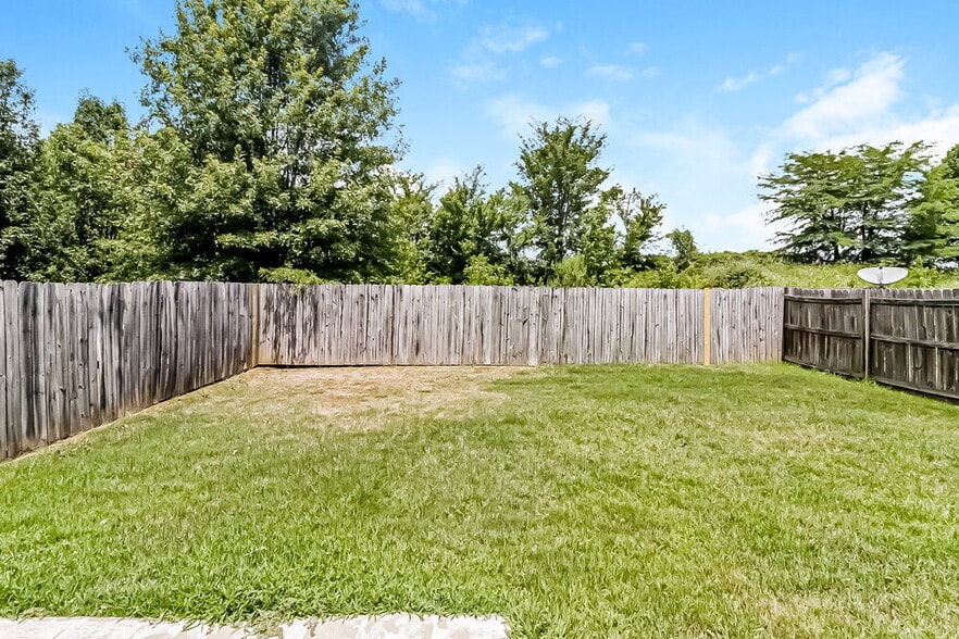 Building Photo - 9864 White Poplar Dr