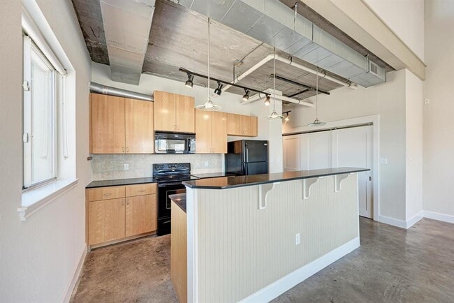 Building Photo - 807 E 14th St