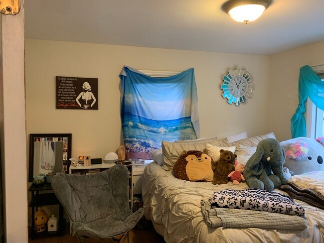 Building Photo - 3 bd/1.5 bath Charming Home just 4 blocks from IU Jacob's School of Music - Available August 2026!