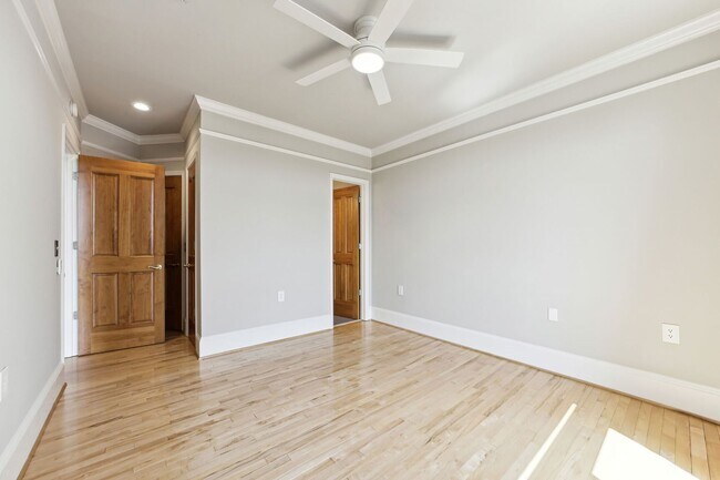 Building Photo - Available Now! 2 Bed/2 Bath With Parking I...